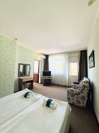 Гостиница Афродита Агой Четырехместный номер с видом на море-1